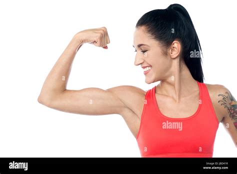 Colocar Joven Mujer Flexionando Sus Músculos Fotografía De Stock Alamy