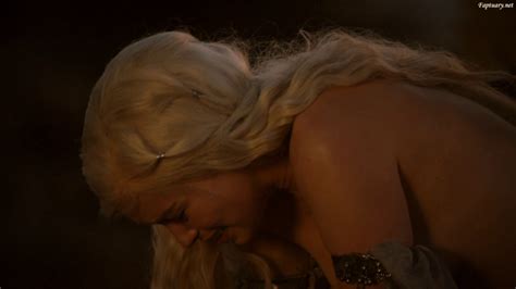 naked emilia clarke in game of thrones