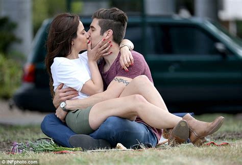 the bachelorette s tony strugar and sabrina diaz enjoy a picnic in the park daily mail online