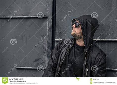 conceptuele foto van jonge en ernstige rapper  zwart gesneld jasje stock foto image
