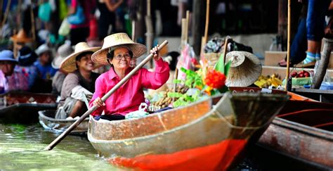 marche flottant de damnoen saduak en  banlieue sud de bangkok