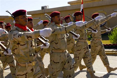 iraqi army soldiers show  skills   division iraqi armed