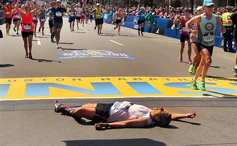 marathon runners finish