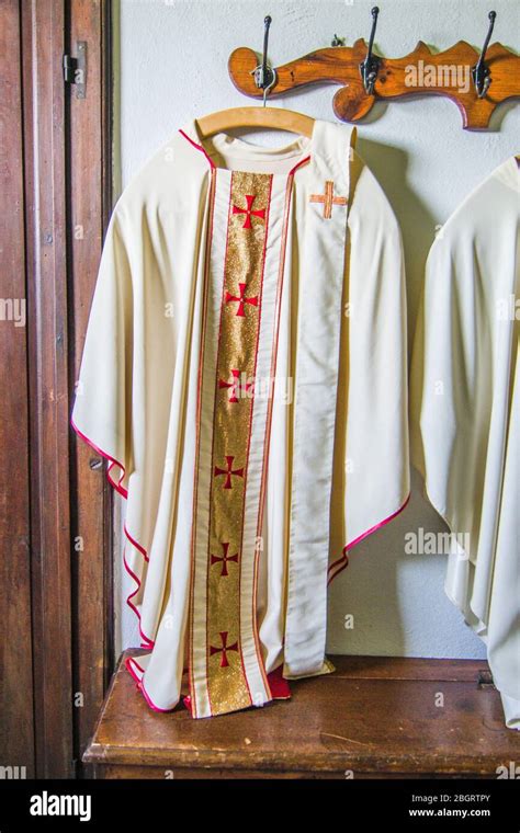Ropa Y Vestiduras Del Sacerdote Para La Misa En La Antigua Sacristía De