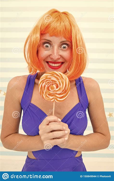 koel meisje met lolly sexy vrouw maniermeisje met oranje
