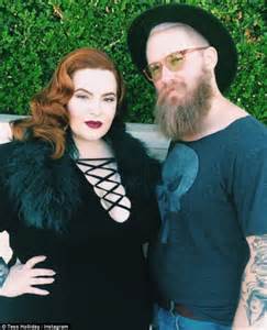 tess holliday proudly shows off her pregnancy body in instagram bikini snap daily mail online