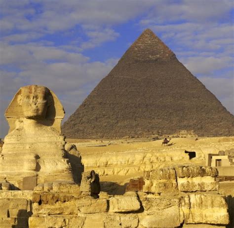 egypt ancient statue discovered at giza pyramids welt