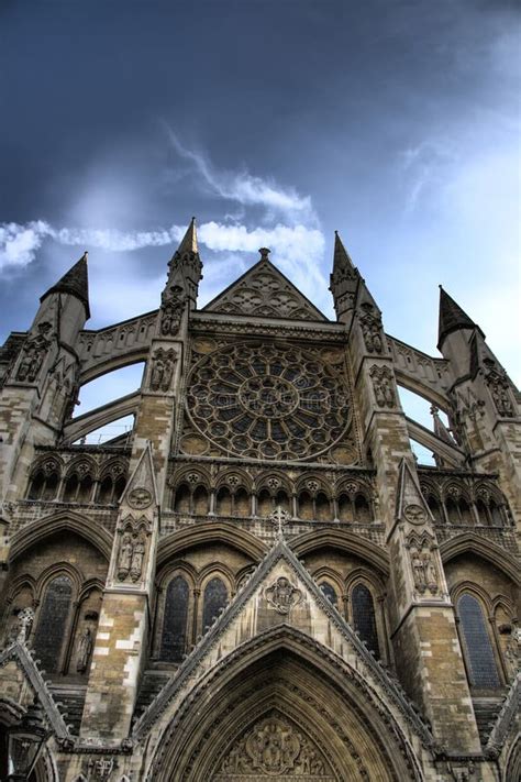 gotische kerk en verkeersrotonde  frankrijk stock foto afbeelding bestaande uit toren