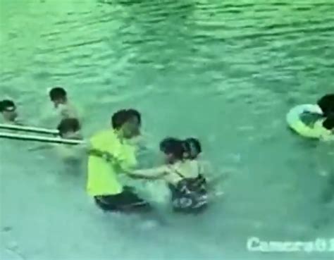 بوابة فيتو حمام سباحة مزدحم كاد يتسبب في غرق أم وابنها فيديو