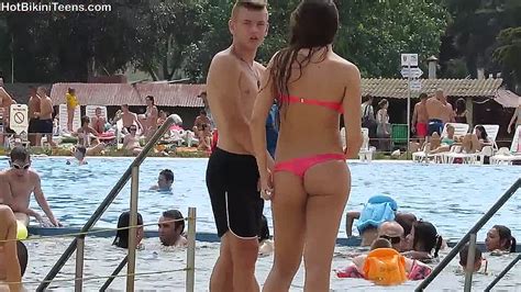 im schwimmbad sieht man sexy girls im bikini