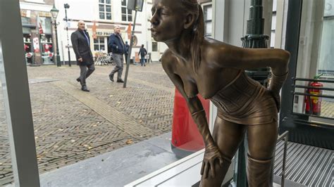 oudste beroep vereeuwigd  alkmaar wulps beeld van prostituee op de achterdam nh nieuws