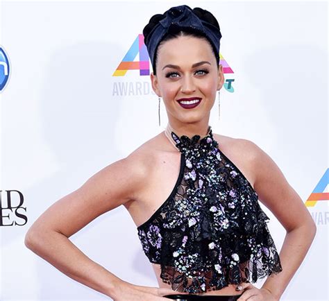 Katy Perry Fakes 🔥katy Perry Falls To Floor And Flashes Crotch As She
