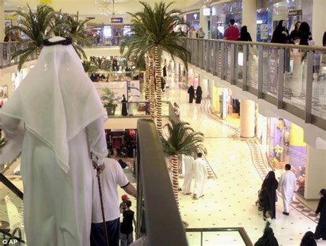 Saudi Vice Police Order Shops Who Employ Men And Women To