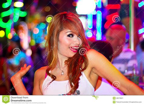 Thais Meisje In De Nachtclub Van Patong Redactionele Foto