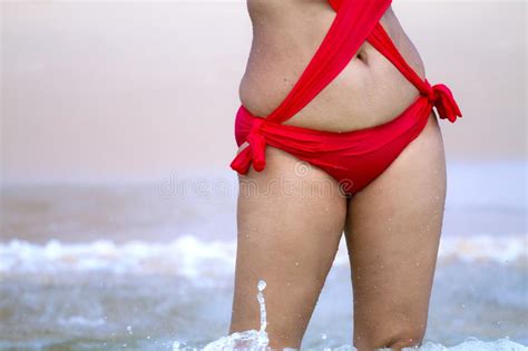 El Sex Symbol De La Mujer Puso El Bikini Rojo Oscuro Foto