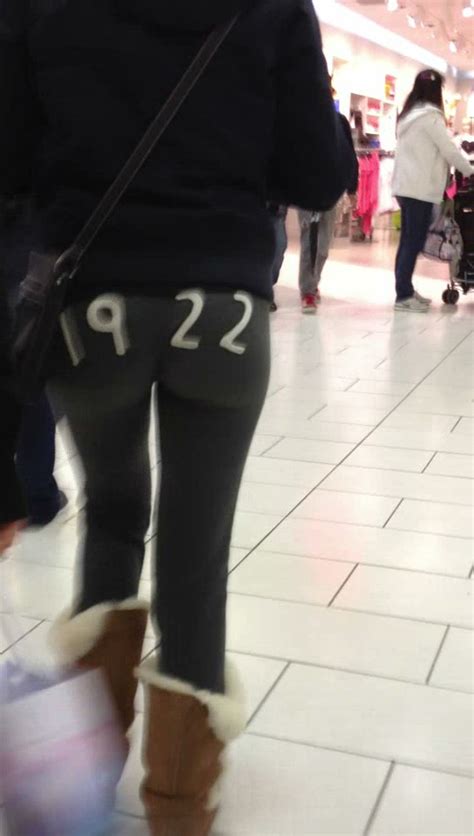 voyeuy candid mall ass yoga pants