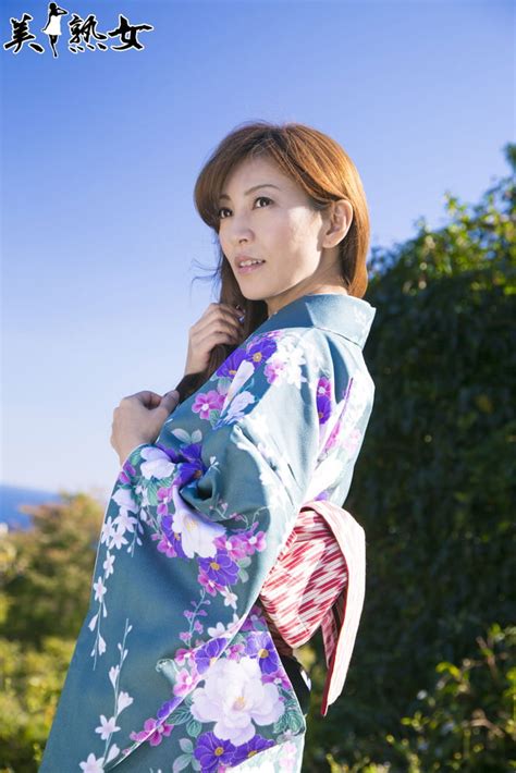 See And Save As Gorgeous Japanese Milf Ryo Hitomi Strips Off Her Kimono