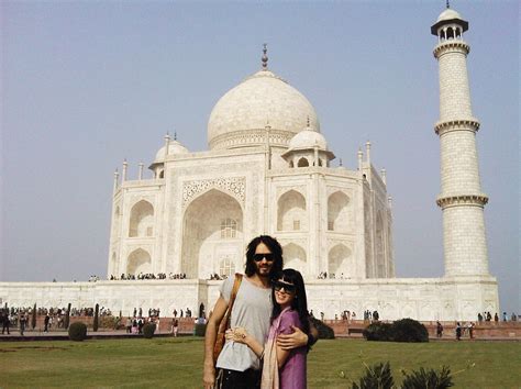 katy perry poses with lover russell brand in front of the taj mahal the world s most romantic