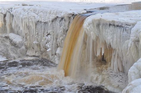 here are the most amazing landscapes of frozen waterfalls