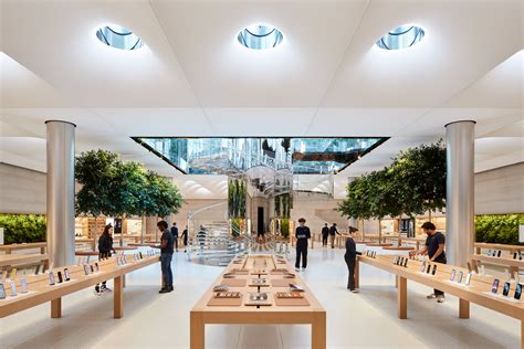 apples  avenue flagship reopens  famed glass cube   public plaza sqft