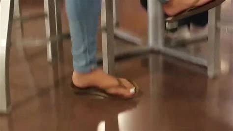 candid feet shoeplay flip flops at lunch porn f8 xhamster