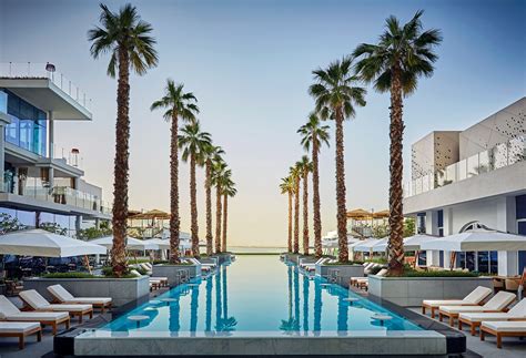 palm jumeirah dubai  luxury lifestyle hotel international