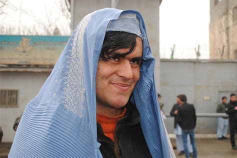 Afganistan Da Kadınlara şiddete Karşı çıkan Erkekler Burka Giydi Son