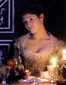 Gemma Arterton Performs Title Role In The Duchess Of Malfi Curve