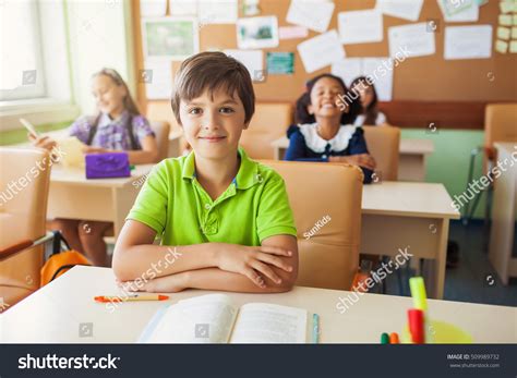 stokovaya fotografiya  happy children sitting class classmates