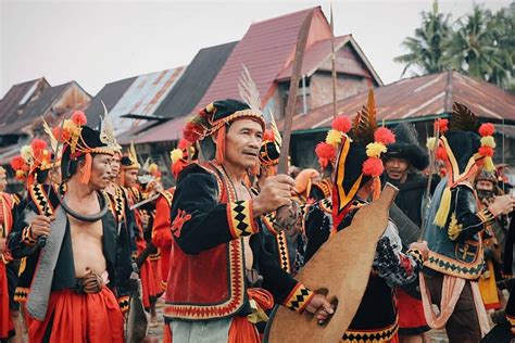 ragam tarian perang suku indonesia indah  pertumpahan darah