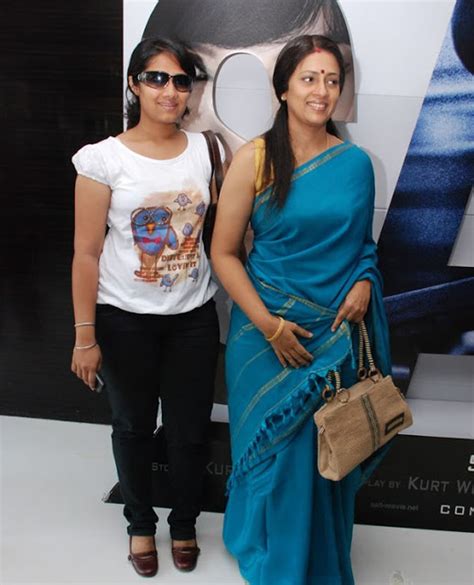 lakshmi ramakrishnan hot show in saree blouse indian filmy actress