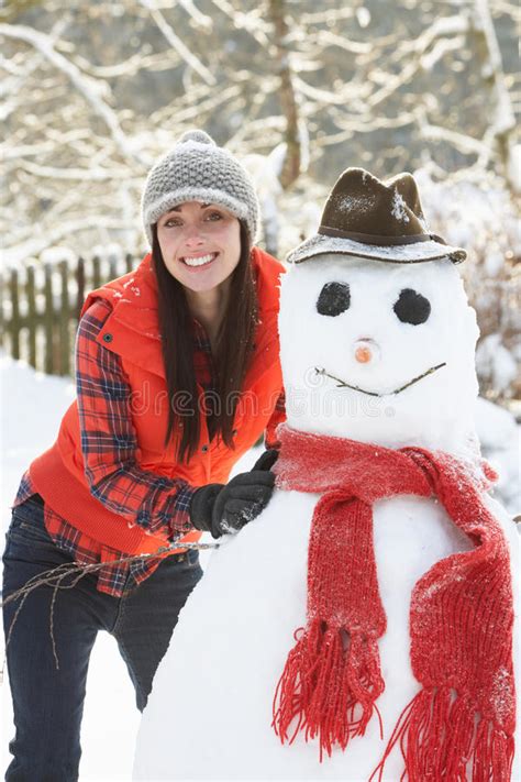 paare die schneeball kampf im garten haben stockbild