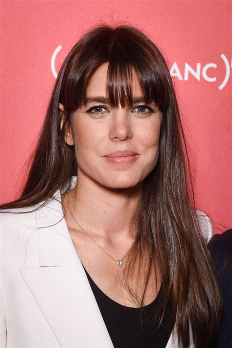 Per un viso tondo sono perfetti i tagli di capelli che alleggeriscono i lineamenti: Charlotte Casiraghi e Carolina di Monaco, foto: una famiglia con la