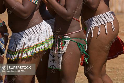 zulu girls in traditional dress at the zulu reed dance enyokeni royal