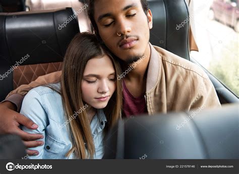 Vista Ángulo Alto Pareja Interracial Durmiendo Durante Viaje Autobús