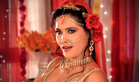 bhojpuri actress seema singh s sexy dance is creating a ruckus watch the video here 1 news