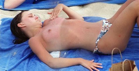 natalie portman sunbathing topless on the beach 6 pics