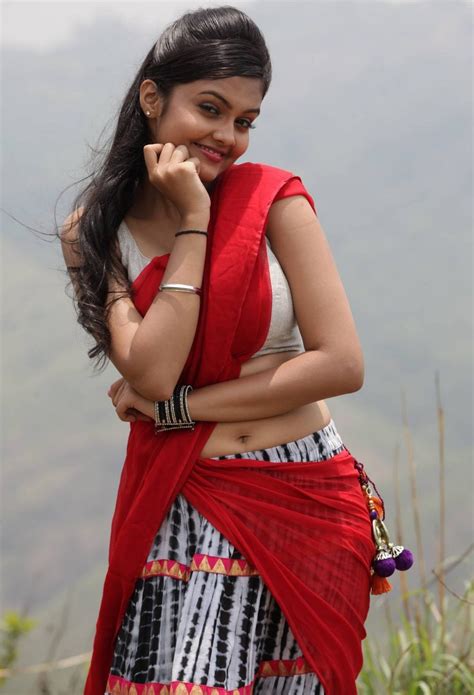 Telugu Actress Pragathi Hot Pics In Sexy Saree Cap