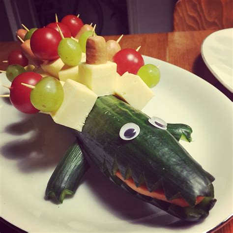 gezonde traktatie krokodil van komkommer tong  van zoete aardappel en de oogjes gewoon