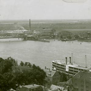 panorama vanaf de grote kerk naar de spoorbrug  de oude maas de schoorsteen