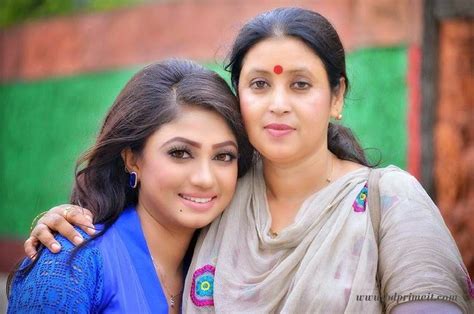 mom or daughter who is more attractive posts facebook