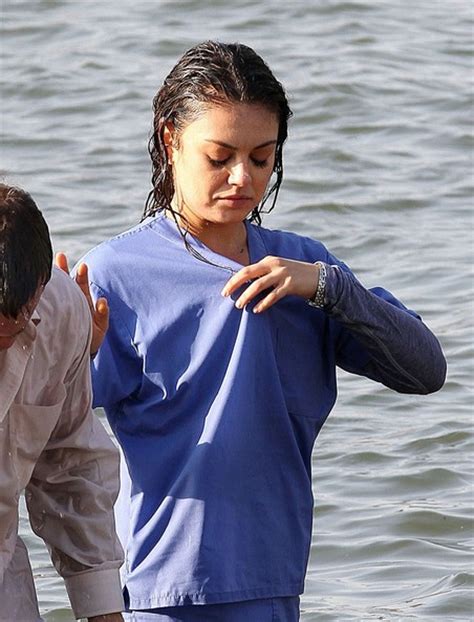 robin williams photos photos actors mila kunis and robin williams seen getting soaking wet in
