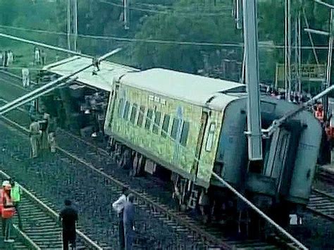 killed  injured  duronto express derails  karnataka latest