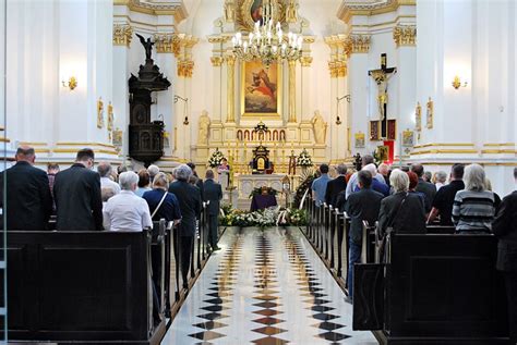 attending catholic funeral   expect ceremonies