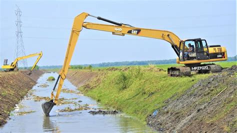 long reach excavator digging clearing mud   canal cat   komatsu pc kobelco sk