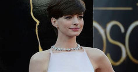 Anne Hathaway S Nipples On Full Display At The Oscars Daily Star