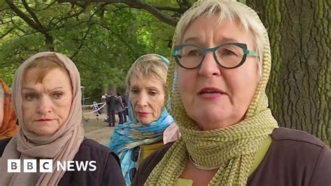 christchurch shootings women show headscarf solidarity bbc news