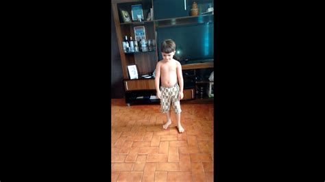 crianca de  anos dancando youtube