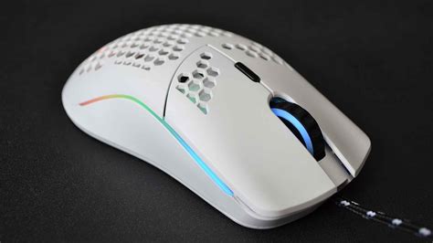white gaming mouse  palm claw  fingertip
