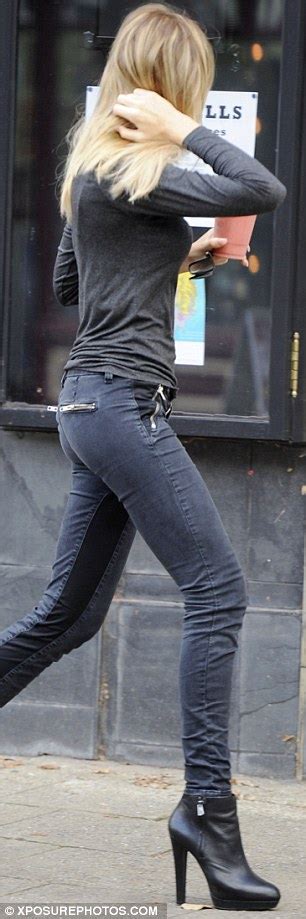 Abbey Crouch Looks Super Thin During Day Out In Her Skinny Jeans And